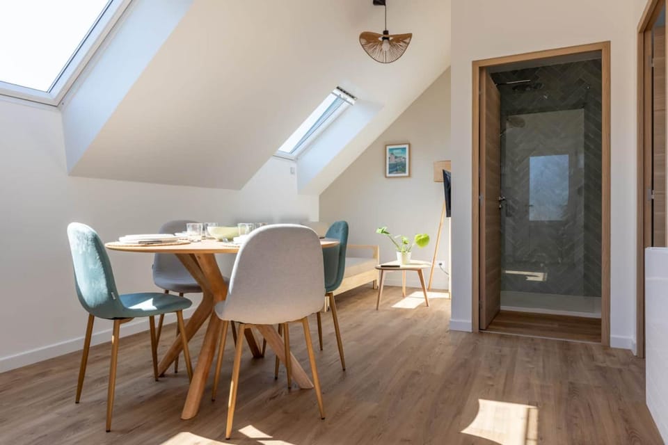 Seating area, Dining area
