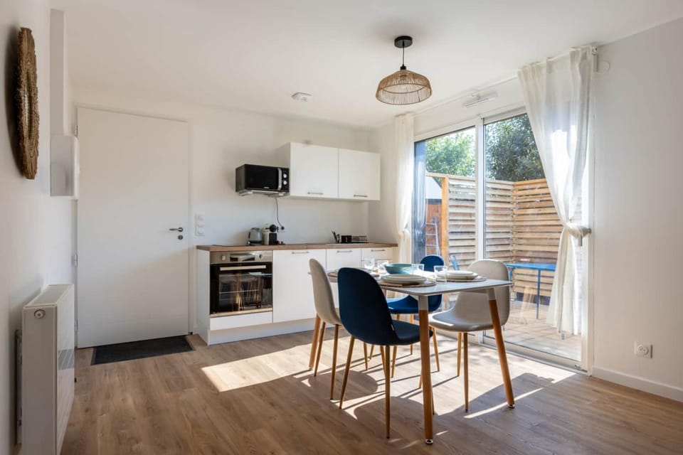 Kitchen or kitchenette, Dining area, oven, stove, toaster