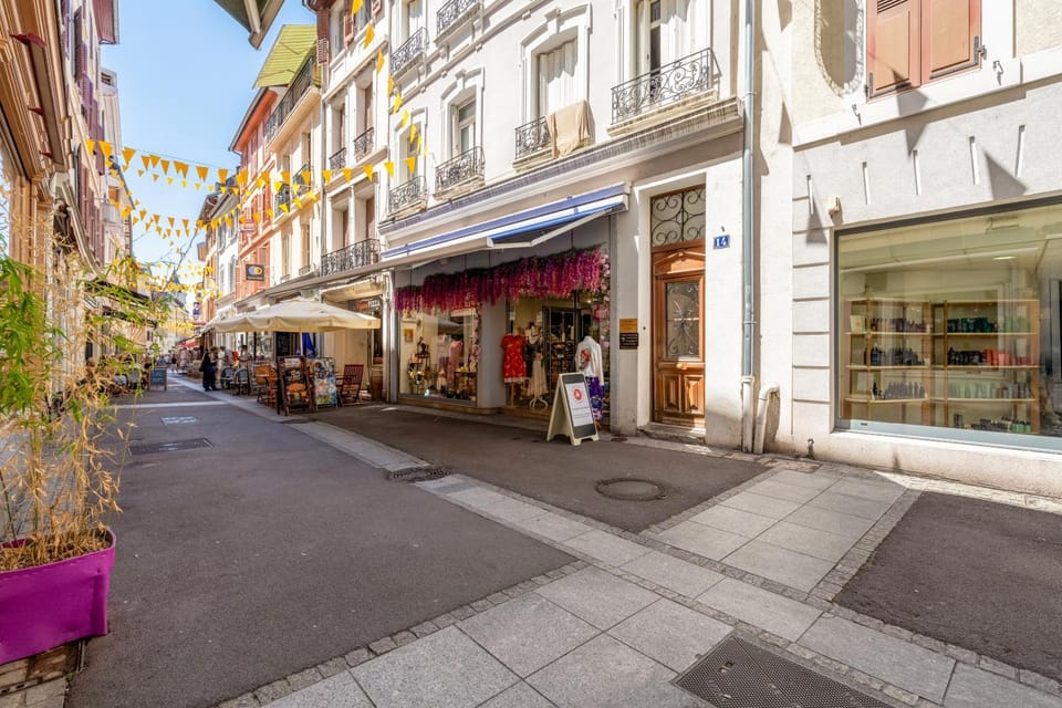 Property building, Day, Neighbourhood, City view, Street view, Location