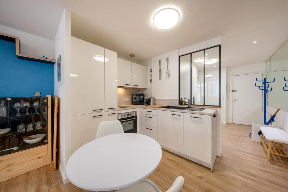 Kitchen or kitchenette, Dining area, oven, stove