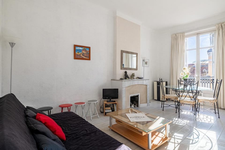 Living room, Decorative detail, Seating area, Dining area, fireplace