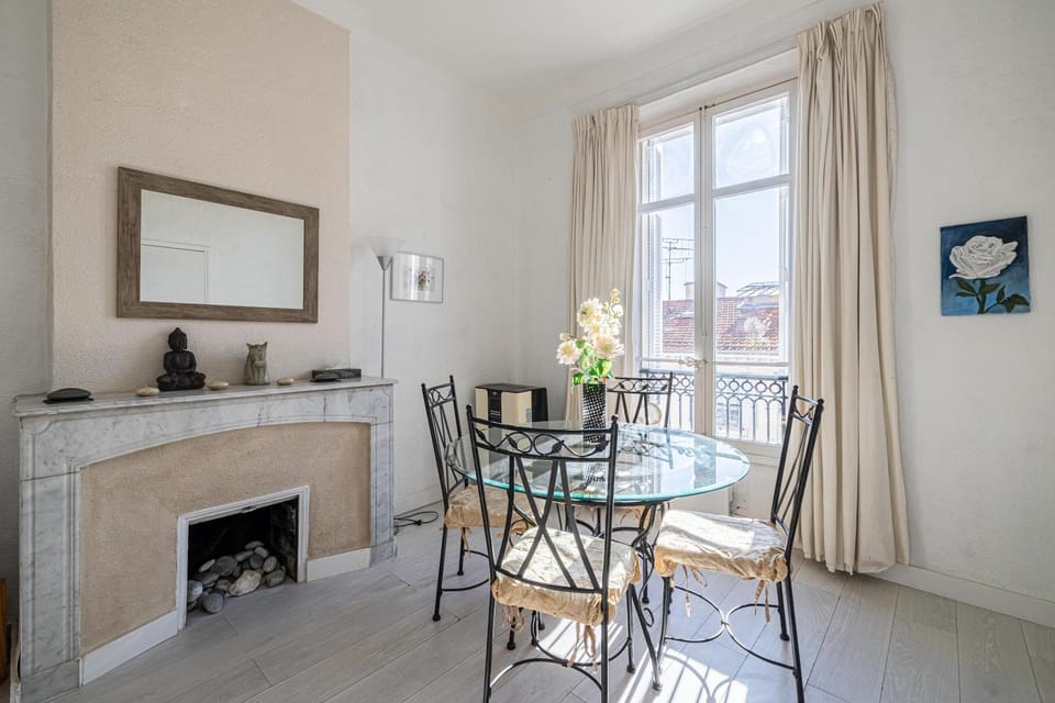 Seating area, Dining area, fireplace