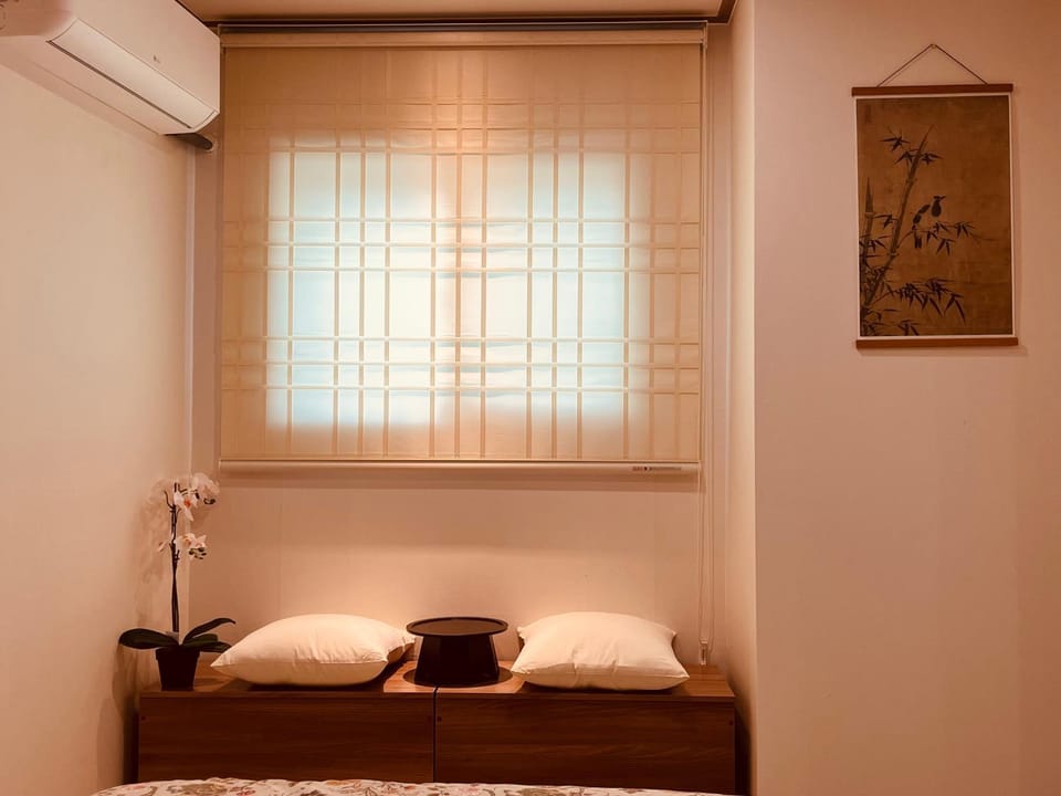 Photo of the whole room, Bedroom, air conditioner