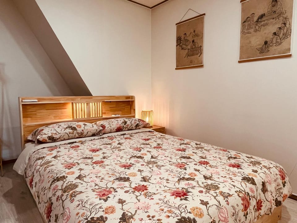Bed, Photo of the whole room, Bedroom