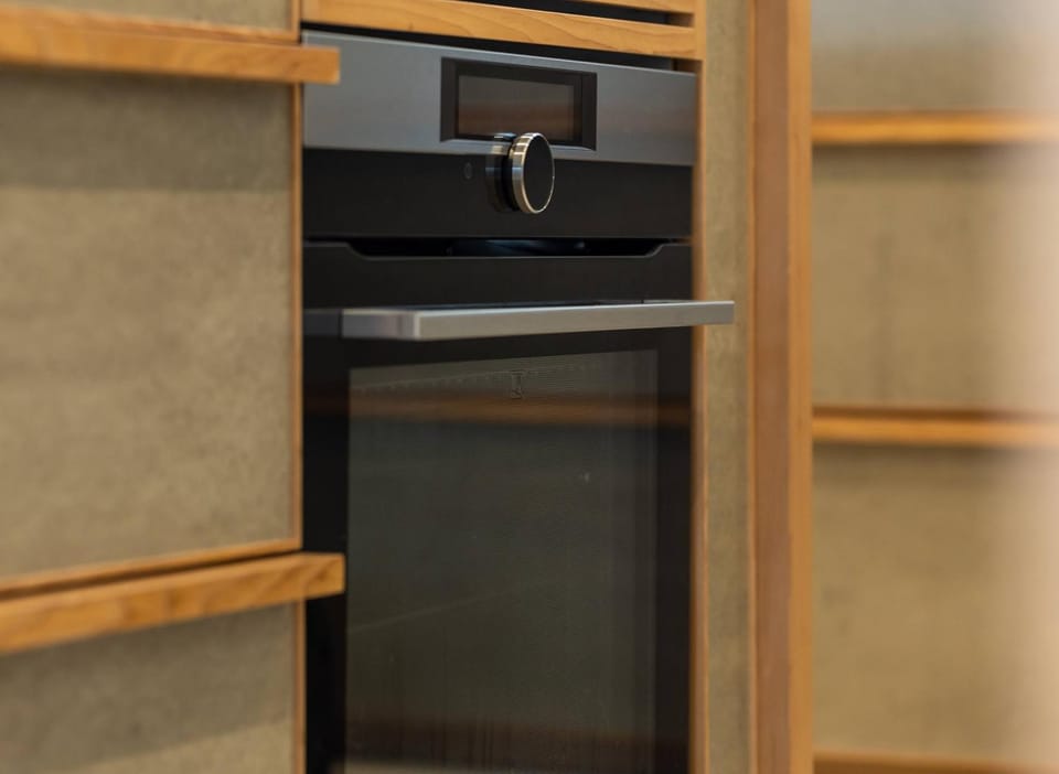Kitchen or kitchenette, oven