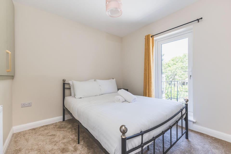 Modern 2BDR 2BA Oasis near Richmond and Twickenham House in Isleworth