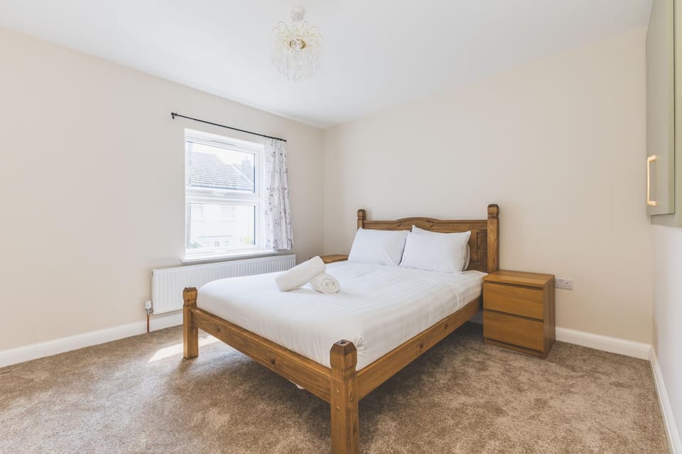 Modern 2BDR 2BA Oasis near Richmond and Twickenham House in Isleworth