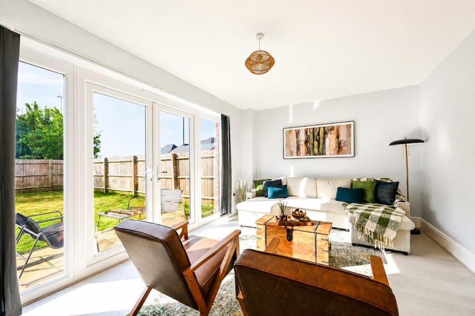4-Bed Contractor Home, Parking, Luton Airport House in Luton