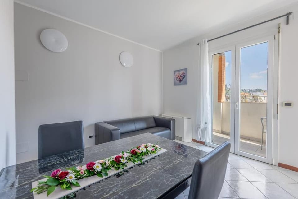 Lumina - Sunny Como Flat with Balcony Apartment in Como