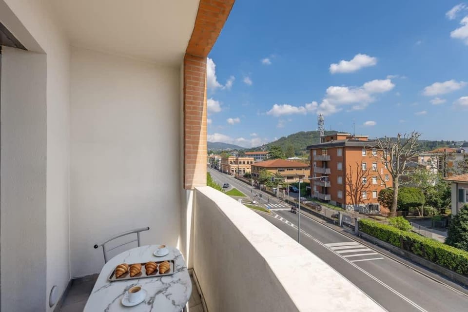 Lumina - Sunny Como Flat with Balcony Apartment in Como