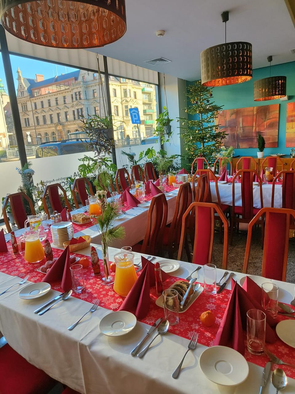 Restaurant/places to eat, Banquet/Function facilities, Food, Lunch, Dinner
