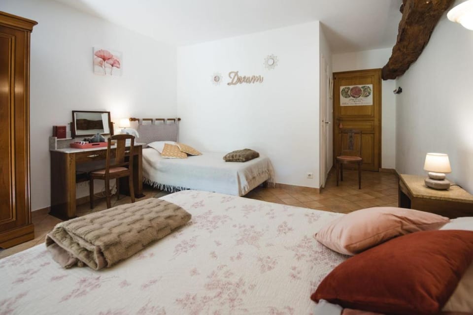 Photo of the whole room, Bedroom