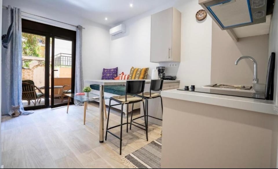 Cute Apartment With Jacuzzi Apartment in Athens