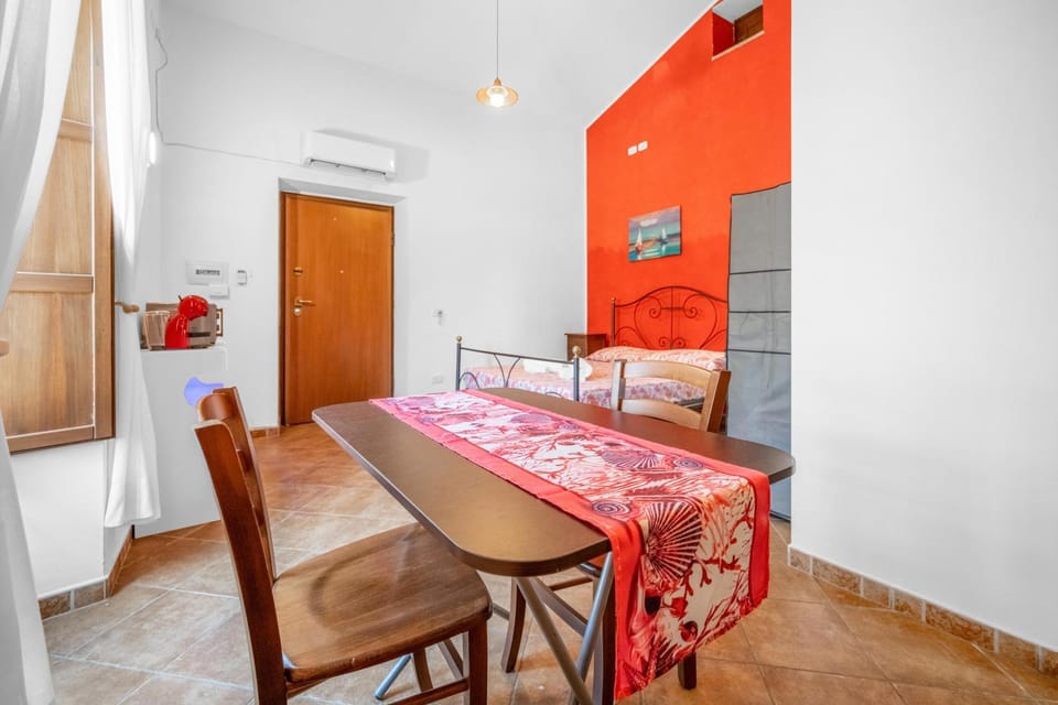 Bed, Dining area, air conditioner