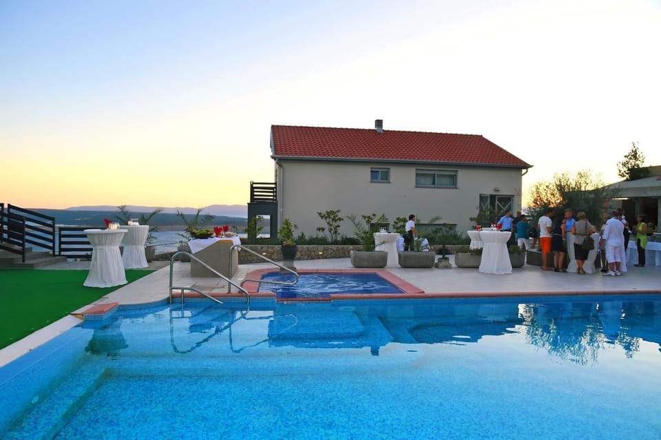 Swimming pool, Swimming pool