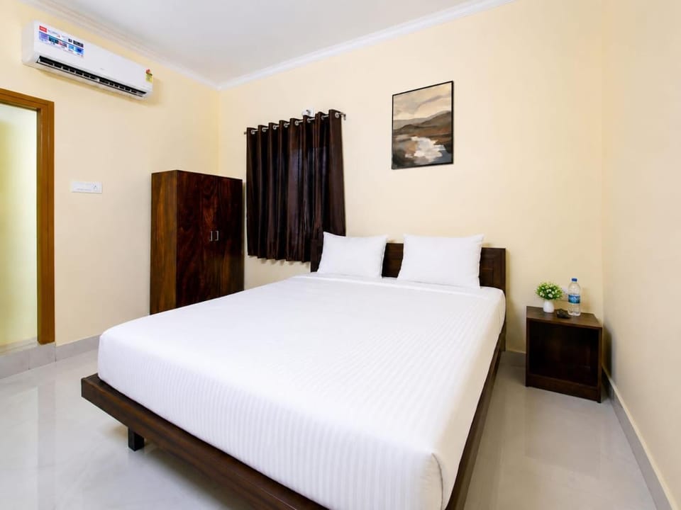 Bed, Photo of the whole room, Bedroom, air conditioner