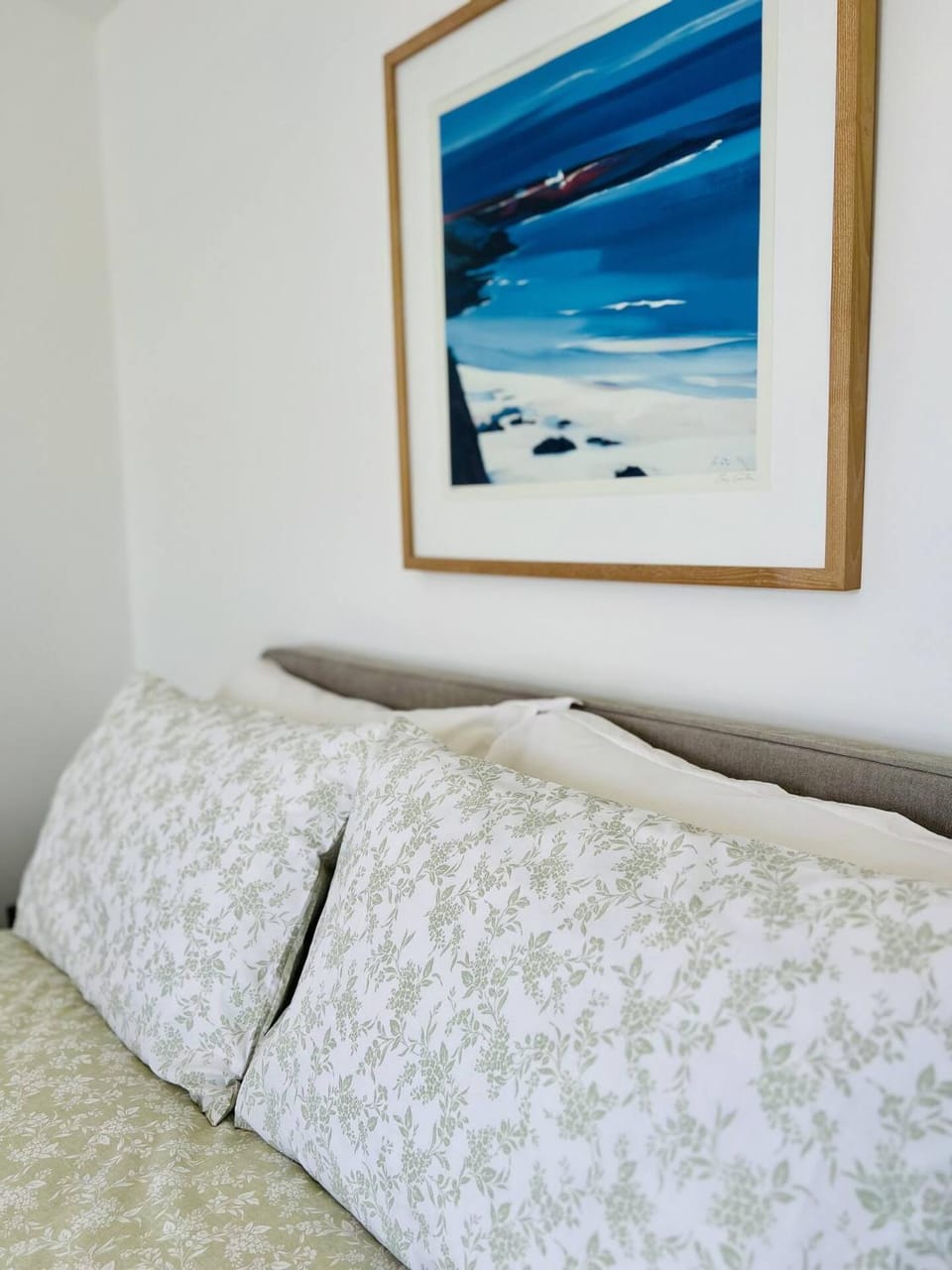 Seafront Townhouse with Views of Walton Pier House in Tendring District