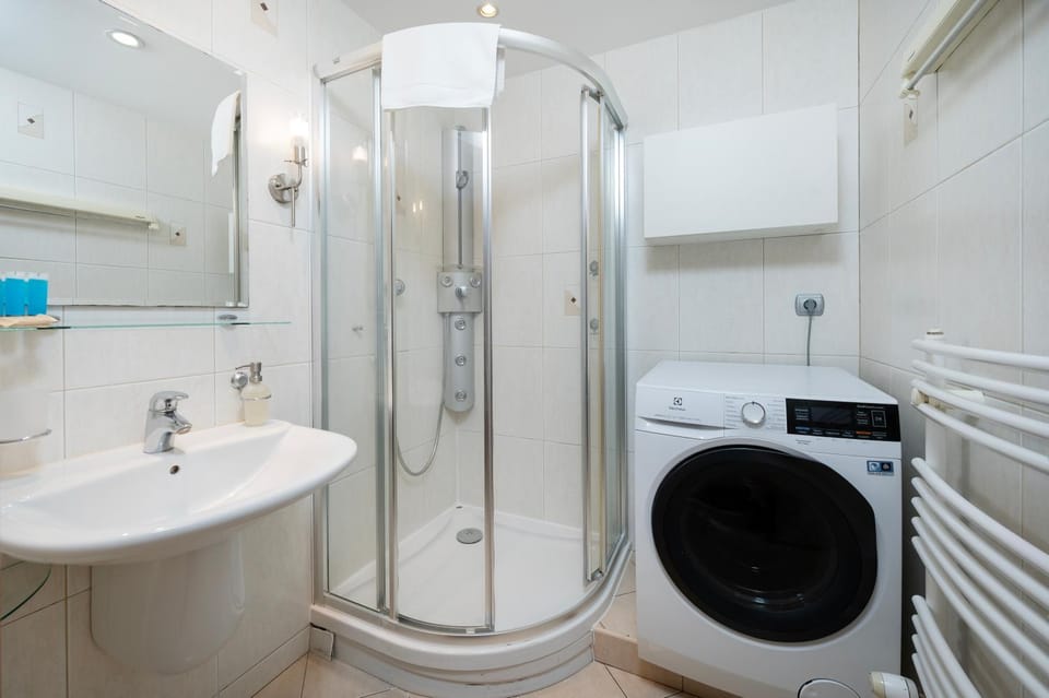Shower, Toilet, Bathroom, towels, washing machine