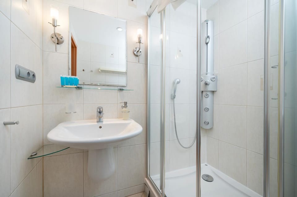 Shower, Bathroom, towels