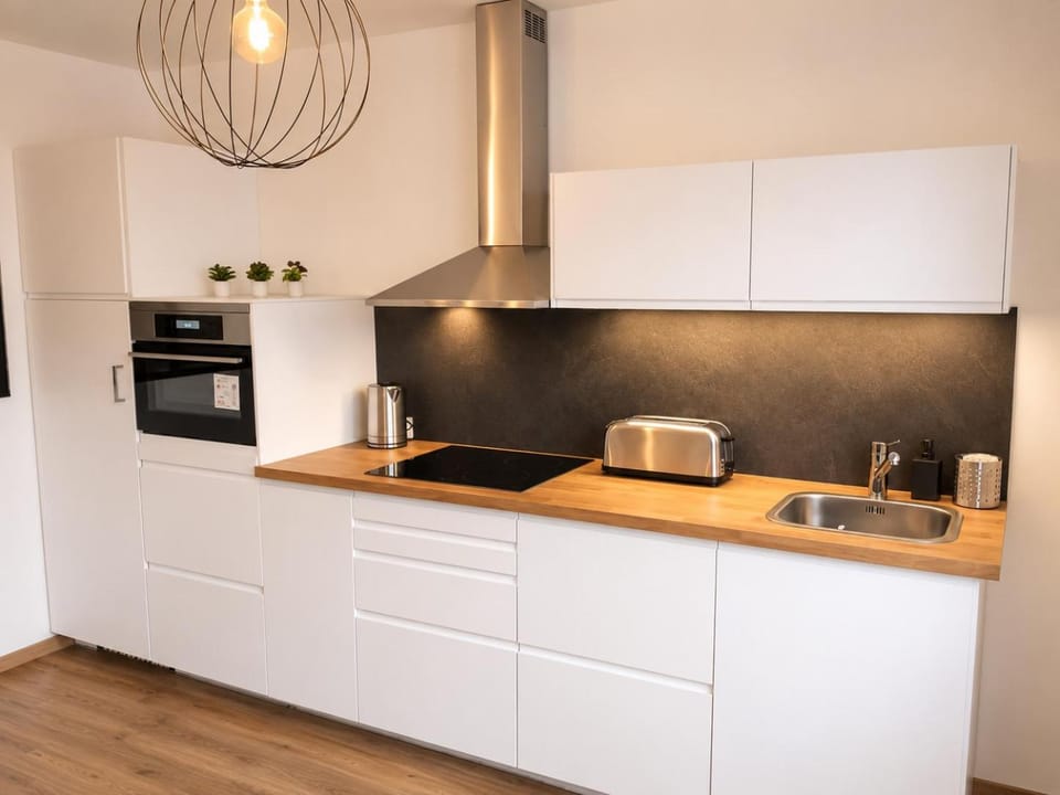 Coffee/tea facilities, Kitchen or kitchenette, dishwasher, oven, stove, toaster