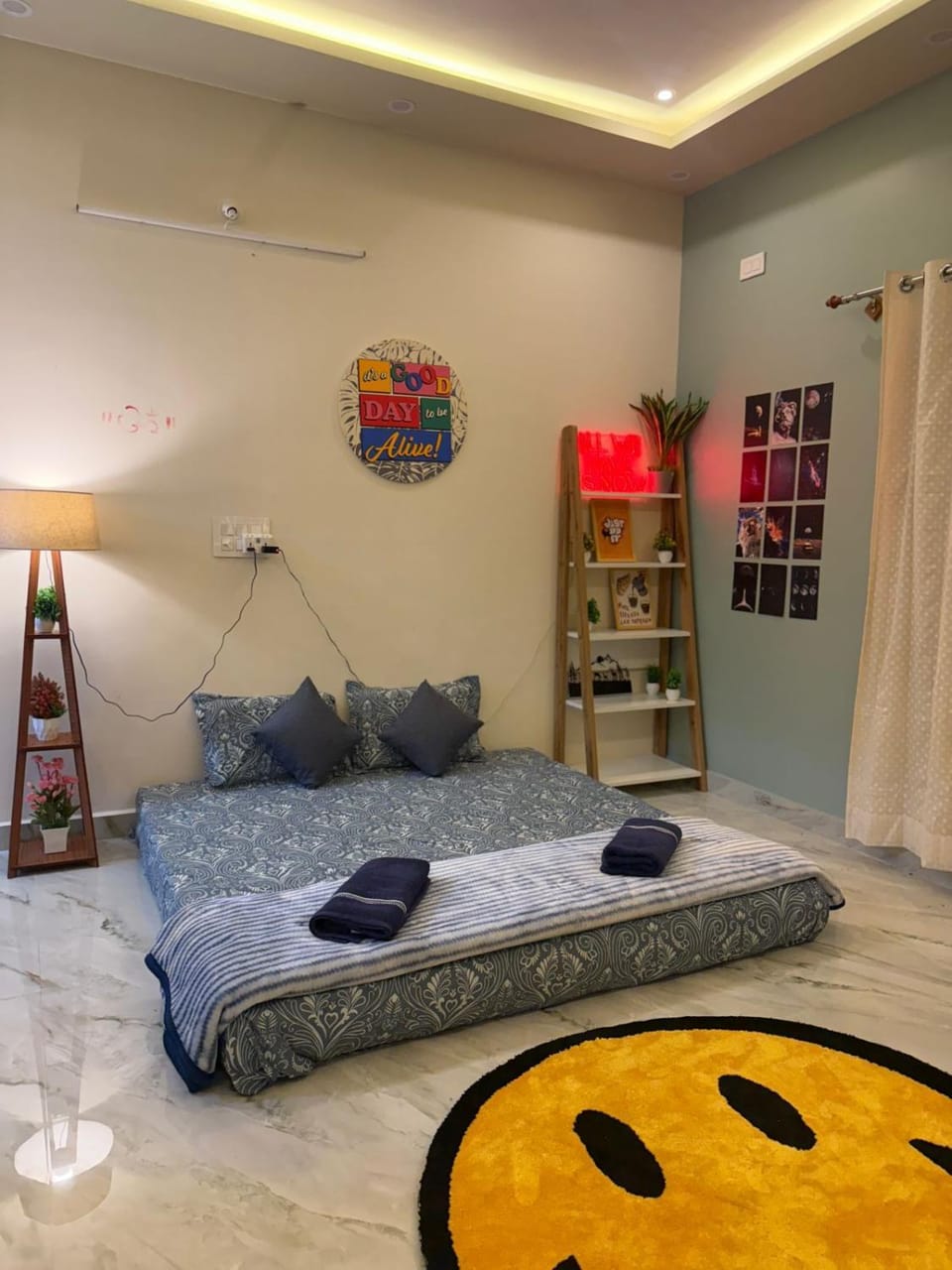 Bed, Living room, Seating area
