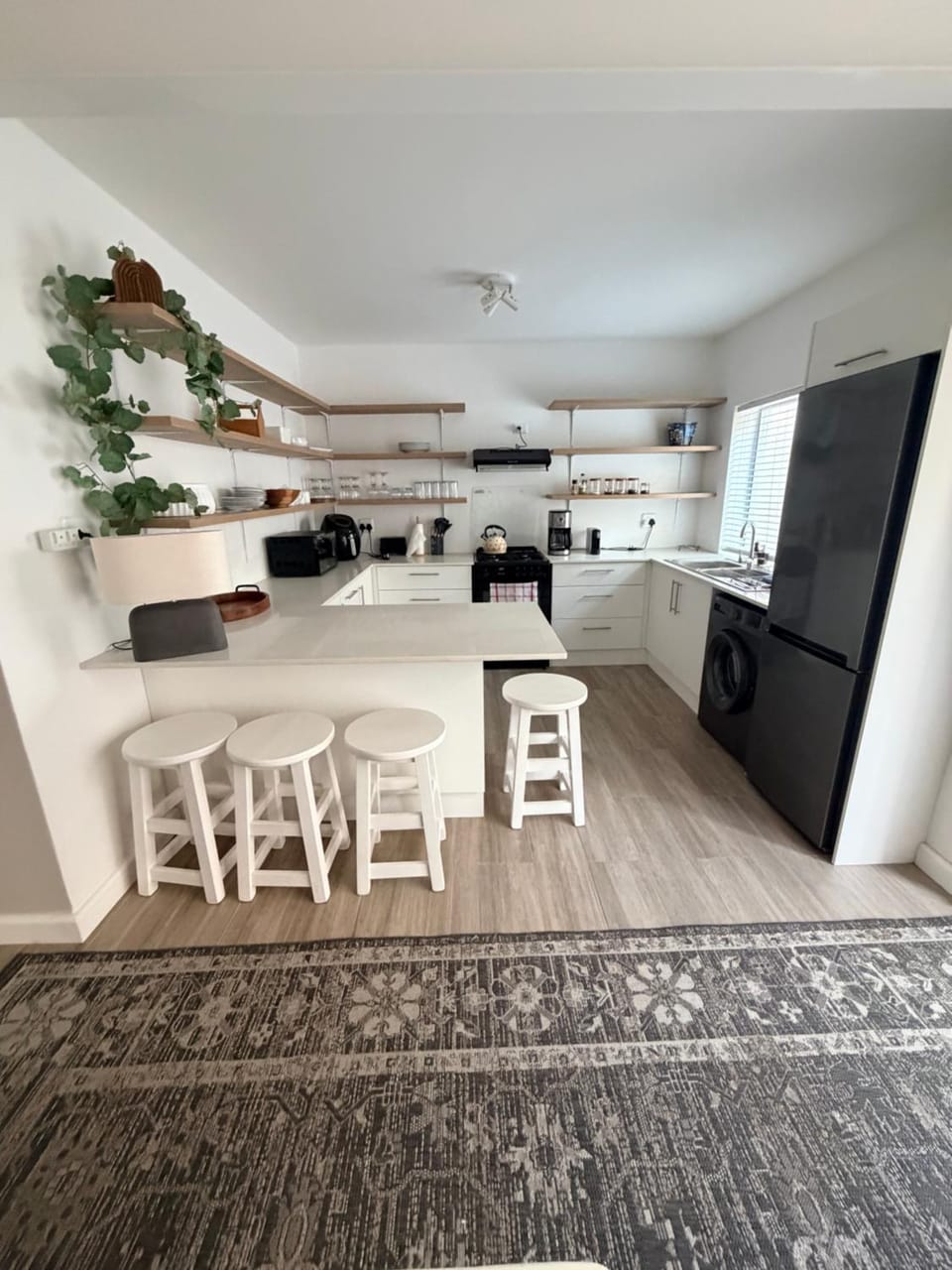 Kitchen or kitchenette, Dining area, oven