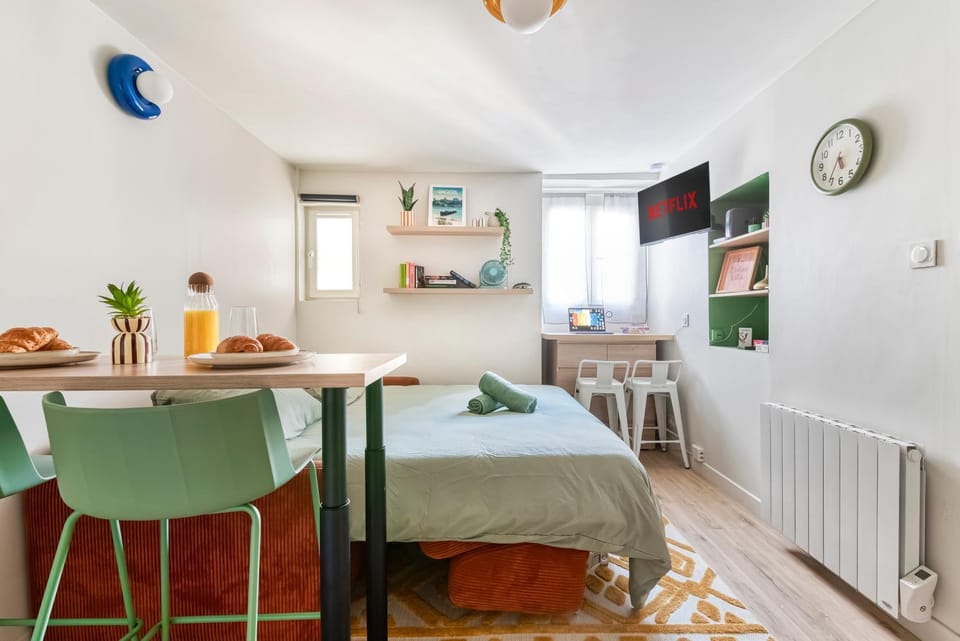 Bed, TV and multimedia, Living room, Photo of the whole room, Seating area, Dining area, internet
