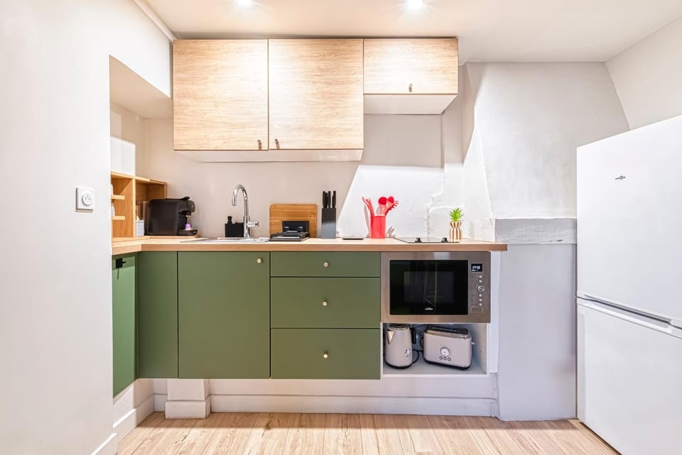 Coffee/tea facilities, Kitchen or kitchenette, oven, stove, toaster