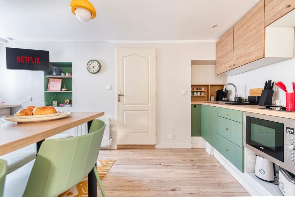 TV and multimedia, Coffee/tea facilities, Kitchen or kitchenette, Dining area, oven, stove, toaster