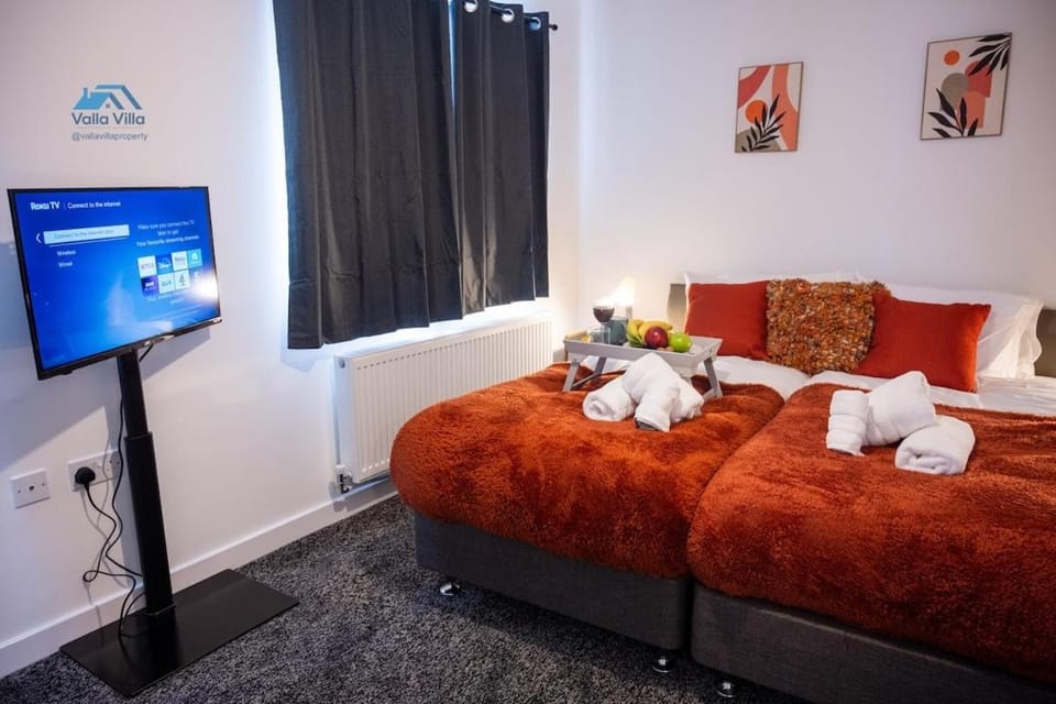 The Pines Villa 2 | Spacious 3BR | Home Cinema, Games & EV | Parking for 4 | Sleeps 10+ House in Northampton