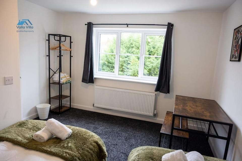 The Pines Villa 2 | Spacious 3BR | Home Cinema, Games & EV | Parking for 4 | Sleeps 10+ House in Northampton