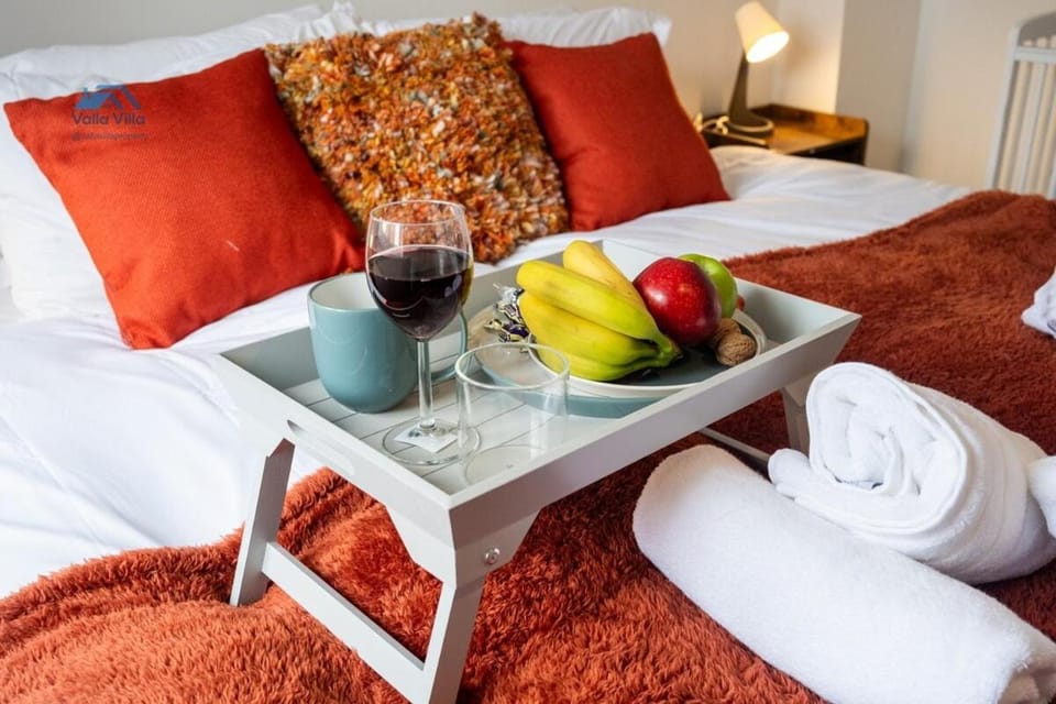 The Pines Villa 2 | Spacious 3BR | Home Cinema, Games & EV | Parking for 4 | Sleeps 10+ House in Northampton