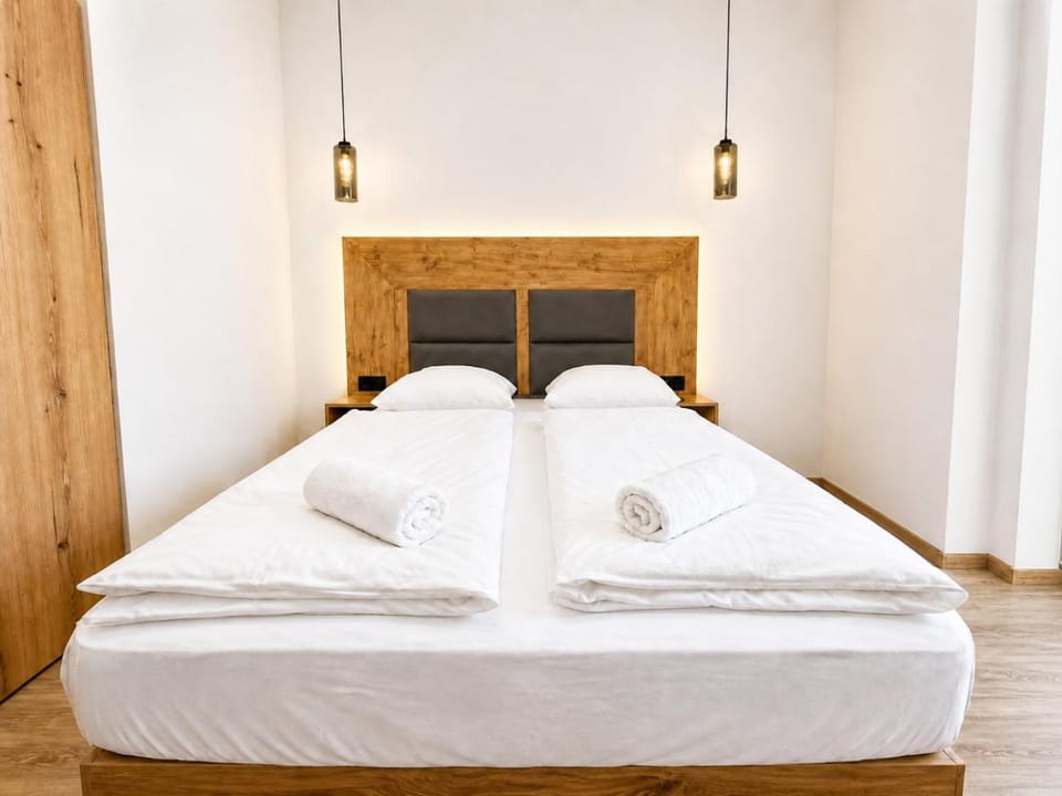 Bed, Bedroom, towels
