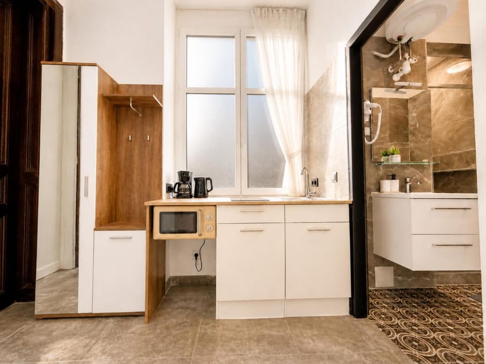 Kitchen or kitchenette