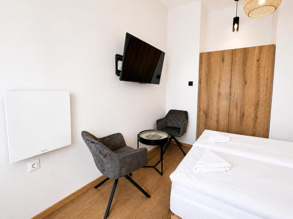 Property building, Bed, TV and multimedia, Seating area, Bedroom, wardrobe