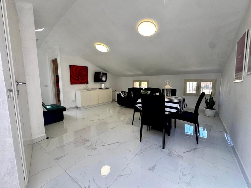 TV and multimedia, Seating area, Dining area