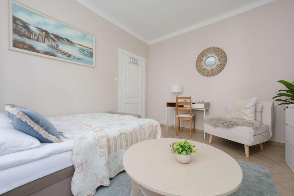 Bed, Living room, Photo of the whole room, Seating area, Bedroom