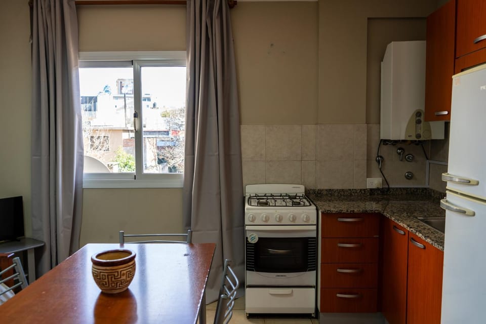 Kitchen or kitchenette, Dining area, oven