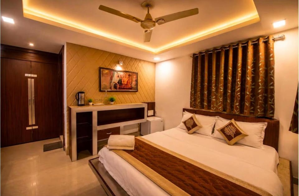 Photo of the whole room, Bedroom