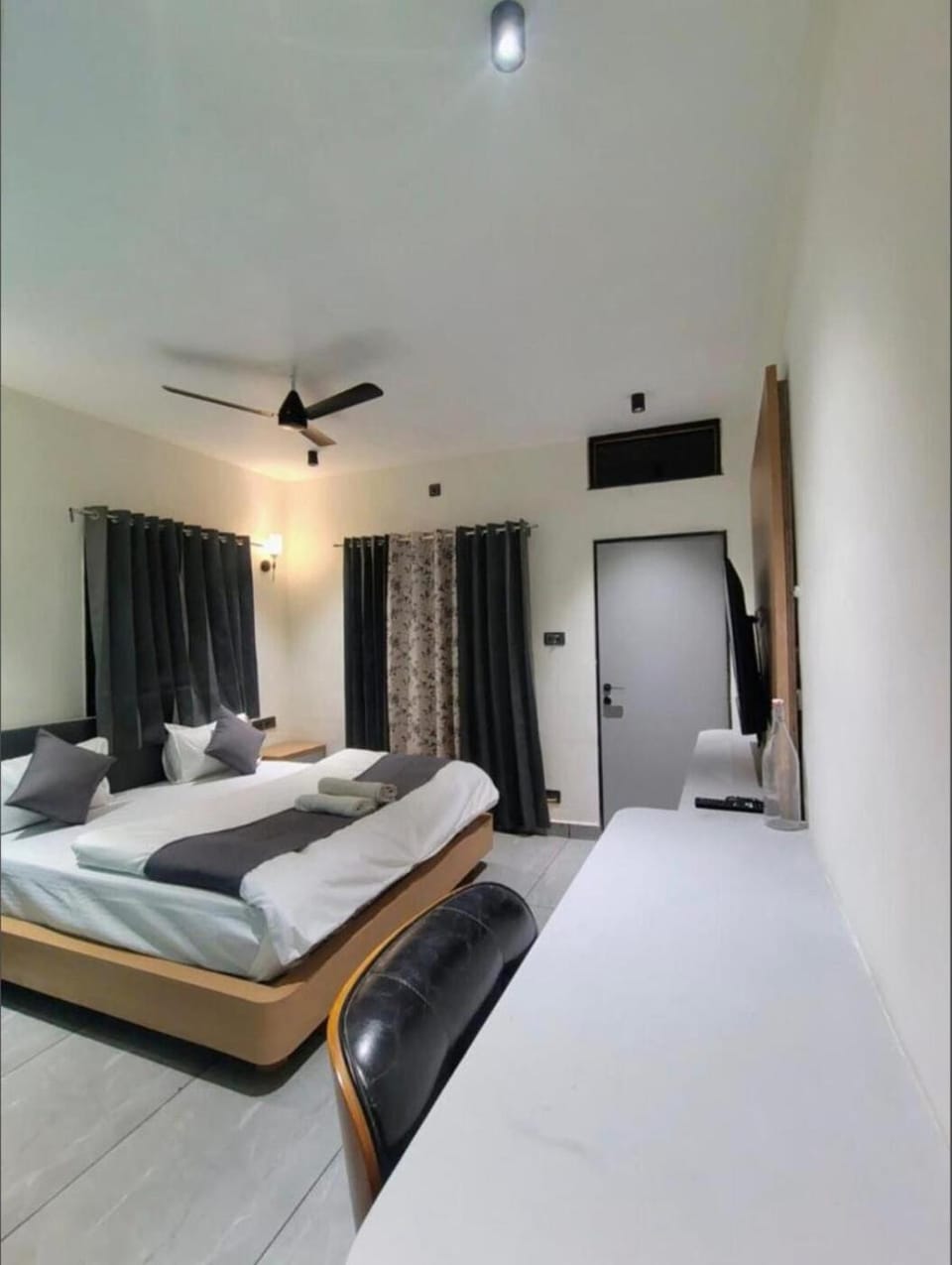 Photo of the whole room, Bedroom