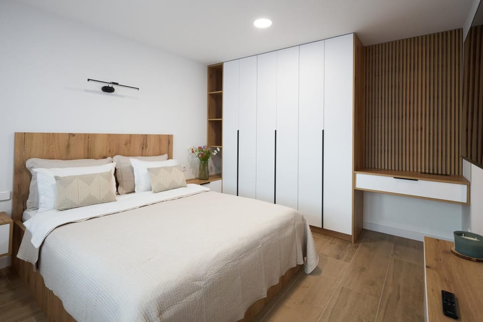 Photo of the whole room, storage