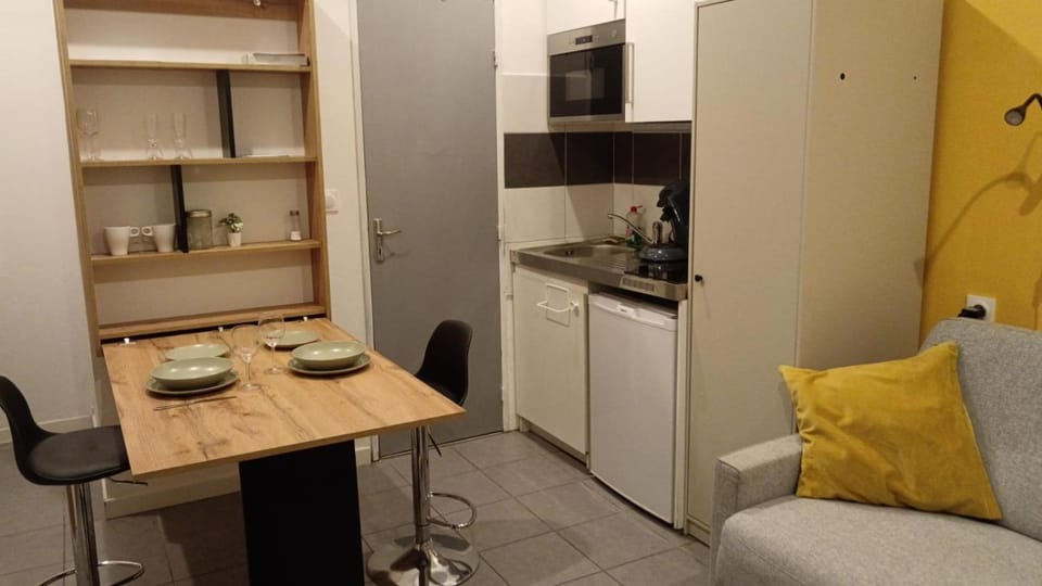 Kitchen or kitchenette, Dining area, stove