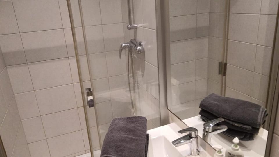 Shower, Bathroom, towels
