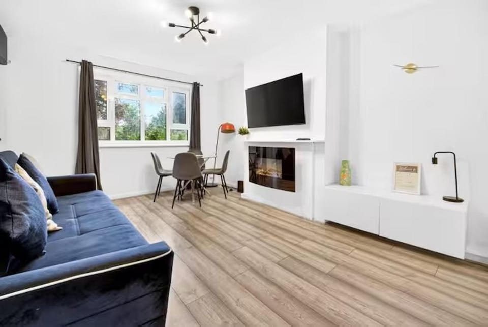 TV and multimedia, Living room, Seating area, fireplace