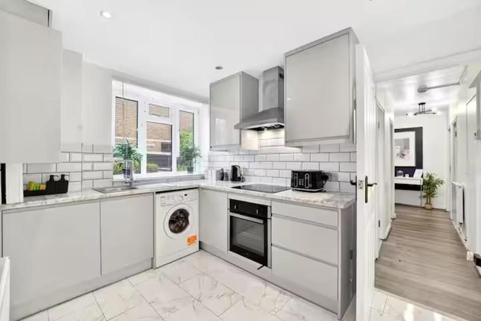 Kitchen or kitchenette, oven, toaster, washing machine