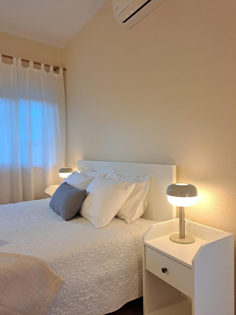 Bed, air conditioner