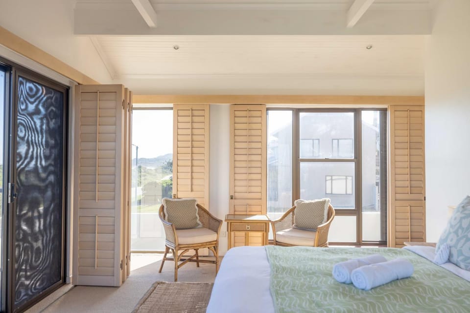 Seating area, Bedroom, towels