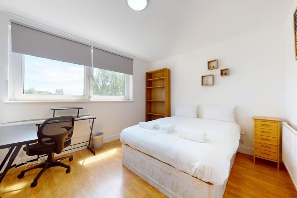 Bright 3BR-Near Tube-Easy Access to Central London Apartment in City of Westminster