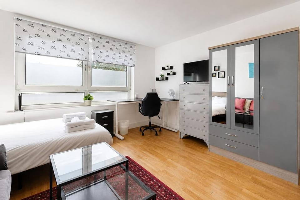 Bright 3BR-Near Tube-Easy Access to Central London Apartment in City of Westminster