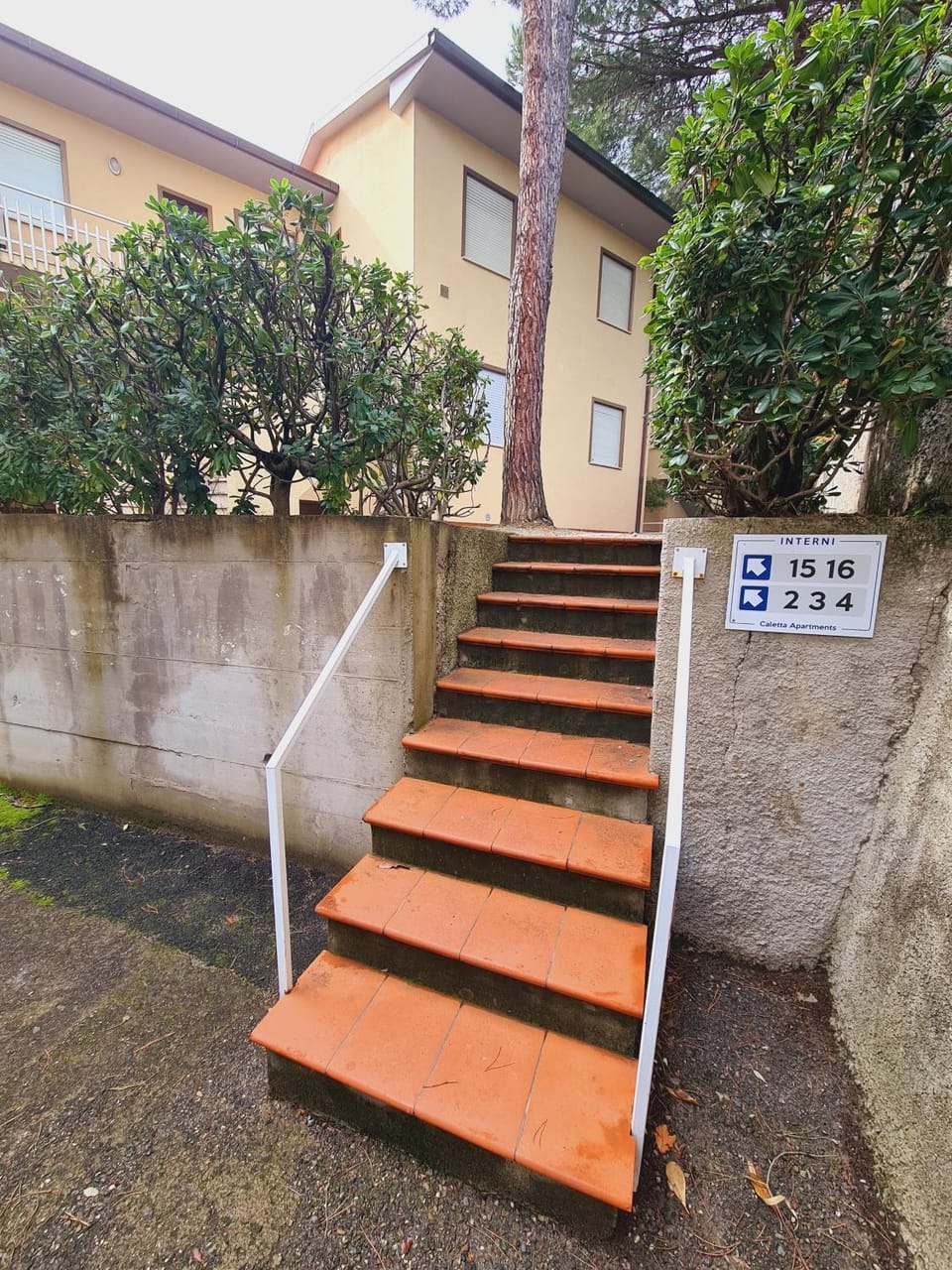 Property building, Facade/entrance, Day, On site, Seasons, Time of day, Location